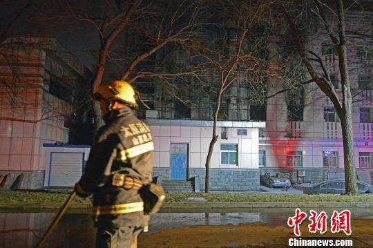 消防员在事故现场灭火。　武俊杰 摄
